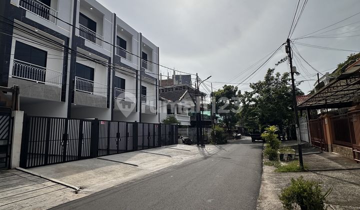 Rumah Baru 3 Lantai Siap Huni Bebas Banjir Tanjung Duren Jakarta 2