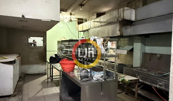 For Sale 2.5-Story Shop House Wotgandul, Central Semarang, Suitable for Business 2