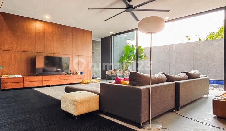 House For Sale - [Kemang]Bangunan 3 Lantai, Semi Furnished, Arsitek By Nataneka 2