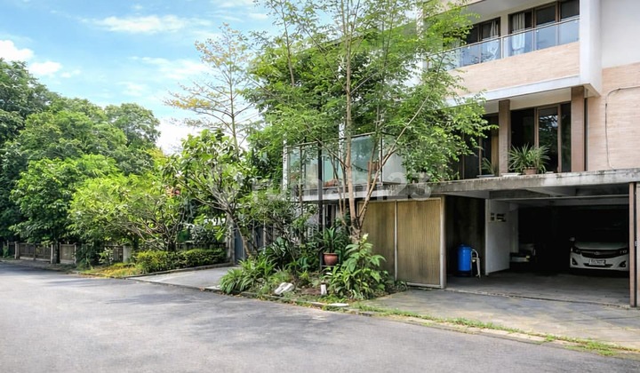 House For Sale - [Pondok Indah] Rumah 3 Lantai, Row Jalan Lebar