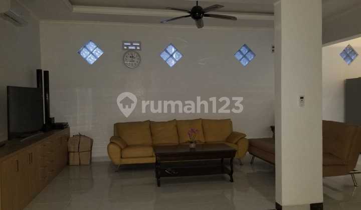 ruang keluarga rumah gandeng cluster green mountain,