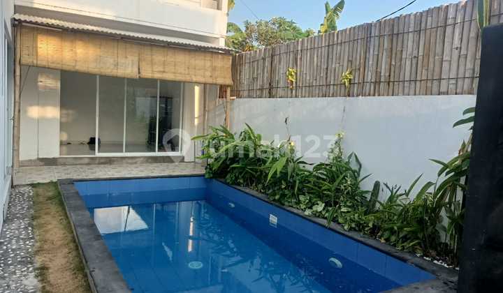 Disewakan Villa di Unggasan Uluwatu Pecatu Bali Luas 200 M2 2 Are Rumah