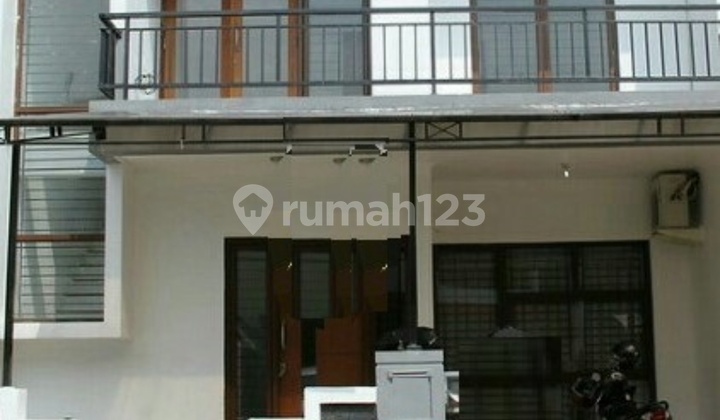 Ready-to-Occupy House in Emerald Bintaro Sector 9