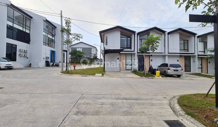 Lokasi Strategis, Disewakan Rumah 2 Lantai Rolling Hills Karawang Barat 1
