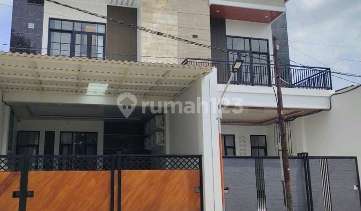 Rumah Cantik Jalan Raya bisa untuk Usaha 2 Lantai Pandugo Merr