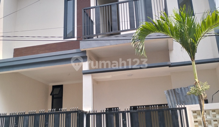Beautiful 2-Story House Affordable with Low Down Payment KPR in Rungkut.