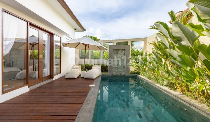 villa with open living room, 2 bedrooms, and a private pool