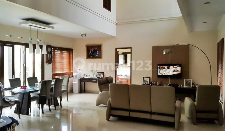 Quick sale of a luxury Sutera Buana house, Alam Sutera. Strategic location, excellent layout, furnished, ready to move in, just bring your suitcase.