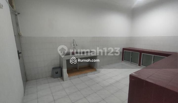 Sewa Rumah Tebet Barat Jakarta Selatan Depan Taman Kondisi Rapih 11