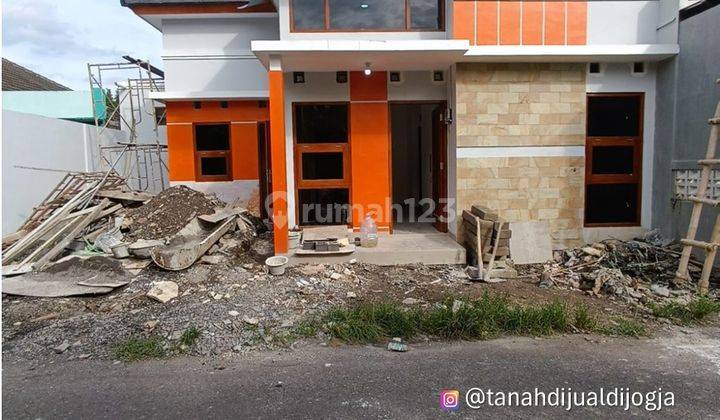 Rumah samping Kompleks Pemkab di Bantul Kota Pinggir Jalan Aspal Proses Bangun 2