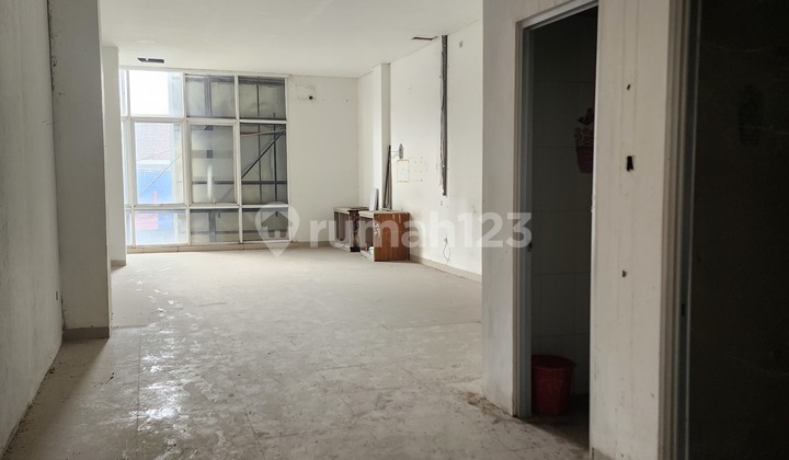 Ruko di Gatot Subroto yang cukup besar dengan harga yang cukup terjangkau.