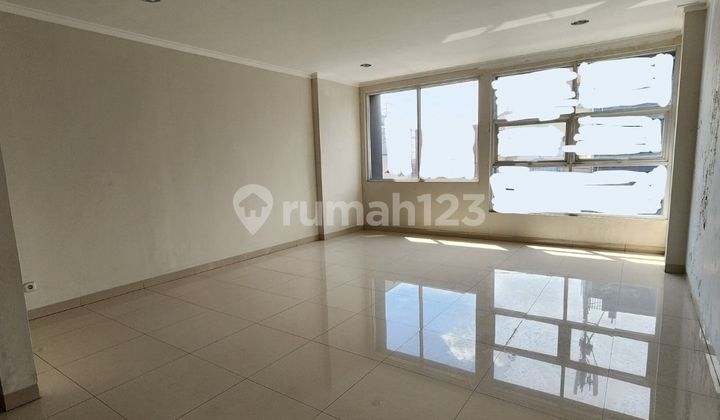 Rarely are there good 3-story shophouses on Jalan Raya Kopo near the direction to Bandung. Rarely are there good 3-story shophouses on Jalan Raya Kopo near the direction to Bandung.