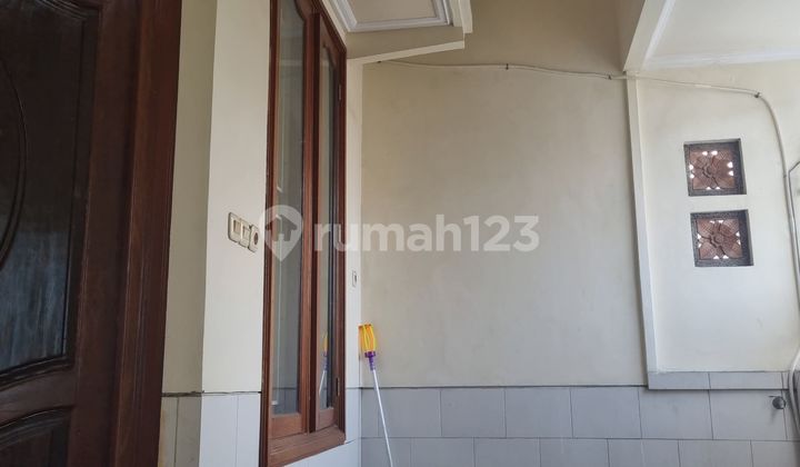 Darmo Permai South Intersection house near FRESH Papaya Mart, near Hr Muhammad, near Pakuwon Mall PTC. Darmo Permai South Intersection house near FRESH Papaya Mart, near Hr Muhammad, near Pakuwon Mall PTC.