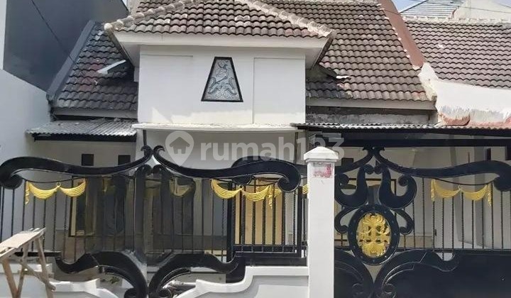 Safira Gem House near Lidah Kulon, close to UNESA Lidah Campus, near PTC. Safira Gem House near Lidah Kulon, close to UNESA Lidah Campus, near PTC.