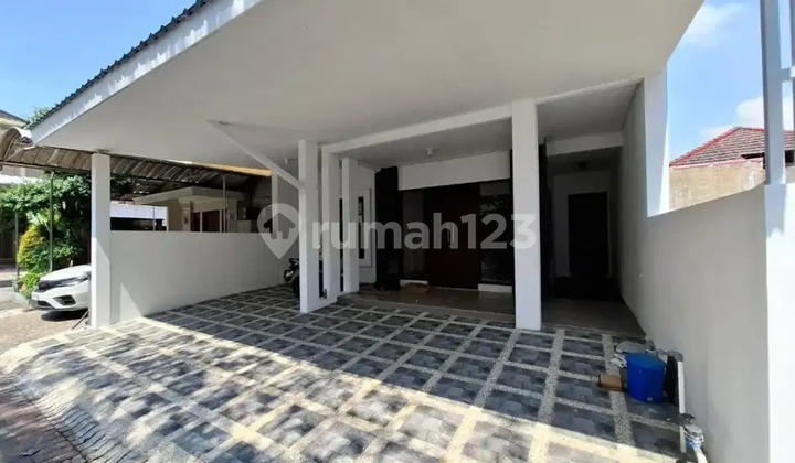 The Gayungsari house is near the Grand Mosque, close to schools, and near the mall. The Gayungsari house is near the Grand Mosque, close to schools, and near the mall.