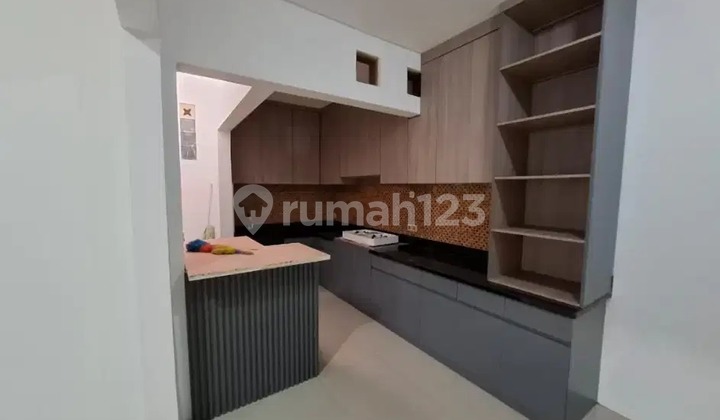 The Gayungsari house is near the Grand Mosque, close to schools, and near the mall. The Gayungsari house is near the Grand Mosque, close to schools, and near the mall.