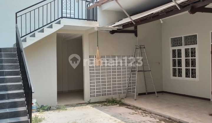 Beautiful Putat Indah house in the center near HR Muhammad, close to Mayjen Sungkono.