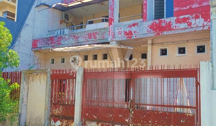 Darmo Indah Timur house near Ken 88, close to Sukomanunggal, near Simo toll access. Darmo Indah Timur house near Ken 88, close to Sukomanunggal, near Simo toll access.