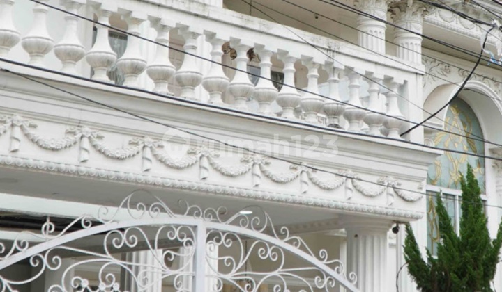 Rumah Mewah, Gaya Eropa, Hook, Swimming Pool, Full Furnished Davinci, Di Pondok Kelapa Billy Moon. 