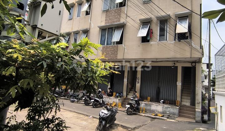 Ruko + Kost, Luas, Banyak Kamar, Murah, Gajah Mada. Jakarta Pusat.