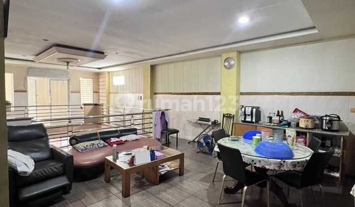 Rumah Jelambar Posisi Strategis Rapi Bagus 2