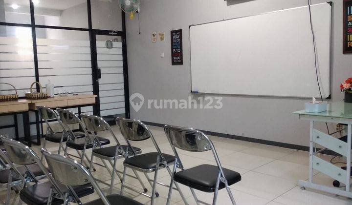 BUTUH CEPAT! RUKO TENGAH KOTA  3 LANTAI SEMI FURNISH DI JALAN PETA  1