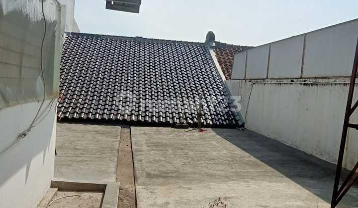 READY-TO-OCCUPY SHOPHOUSE ON SUDIRMAN MAIN ROAD, HIGHLY SUITABLE FOR VARIOUS BUSINESSES.