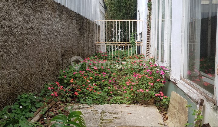 RUMAH TUA HITUNG TANAH DI KOMPLEK SETIABUDI REGENSI BANDUNG UTARA 2