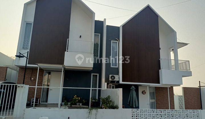 Harga promo hanya 1 unit dengan harga spesial hanya 900juta. Rumah baru 2 lantai minimalis modern dengan view laut di Mountana Hill perumahan Griya Lestari Ngaliyan.  2