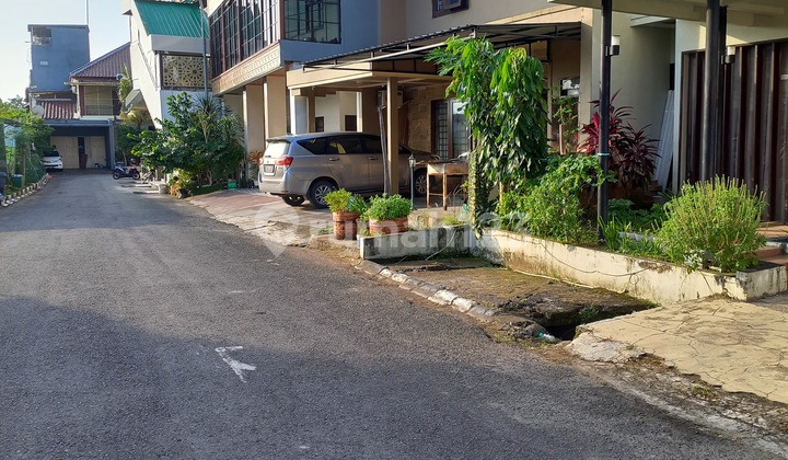 2-Storey Luxury House in the Heart of the Metropolitan Residence, Landak Baru / Andi Djemma 2