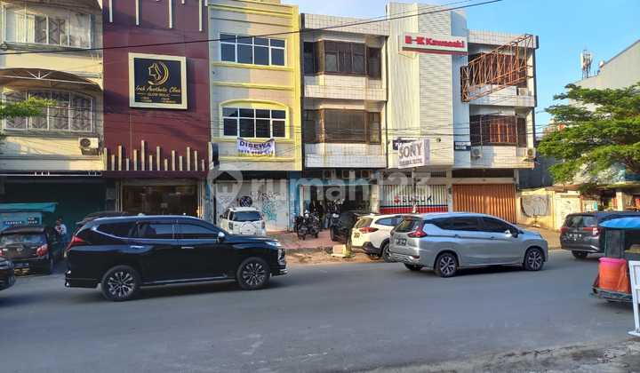 Disewakan Ruko Tengah Kota Siap Huni, Murah, Baru selesai di Renovasi (Bangunan 3 lantai)