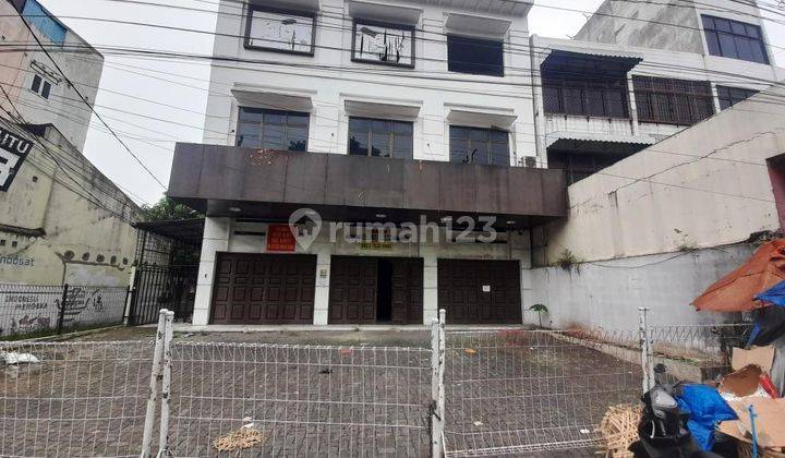 Disewakan Ruko 3 Gandeng 3,5 Tingkat di Jl. Kapten Muslim Medan 1