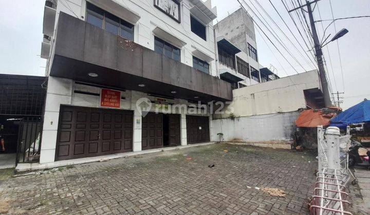 Disewakan Ruko 3 Gandeng 3,5 Tingkat di Jl. Kapten Muslim Medan 2