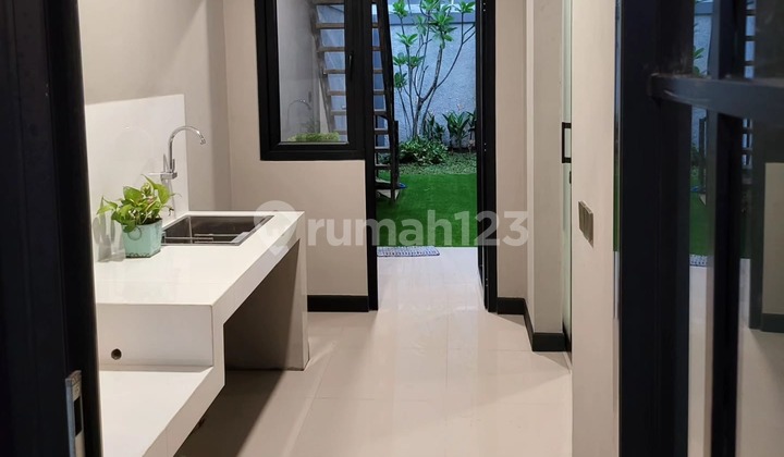 Dijual Rumah Bagus Semi Furnished di Versailles, Bsd 2