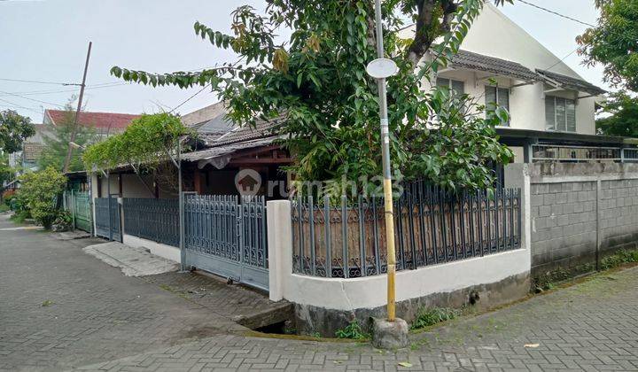 Rumah dengan lingkungan yang asri di JL. Beta Cimone Tangerang 2