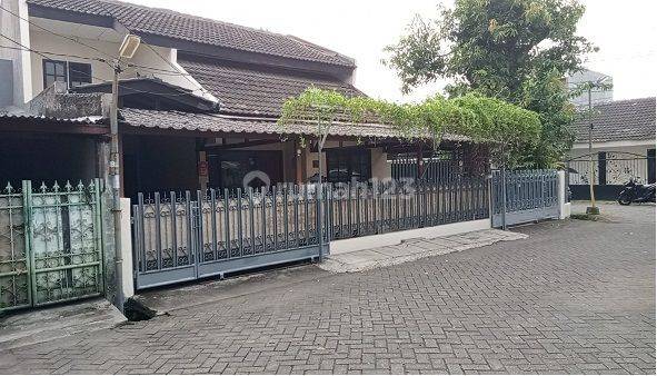 Rumah dengan lingkungan yang asri di JL. Beta Cimone Tangerang 1