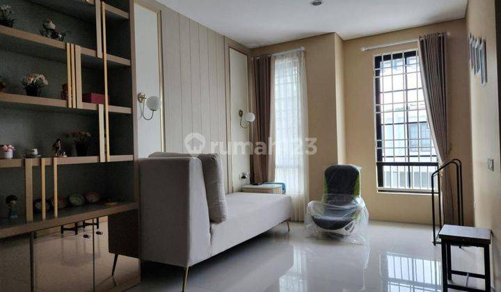 Jarang Dijual Rumah Oakwood Citraland, Surabaya  1