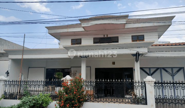 Bangunan 3 Lantai Terawat Bagus Rumah di Mojoklanggru  1