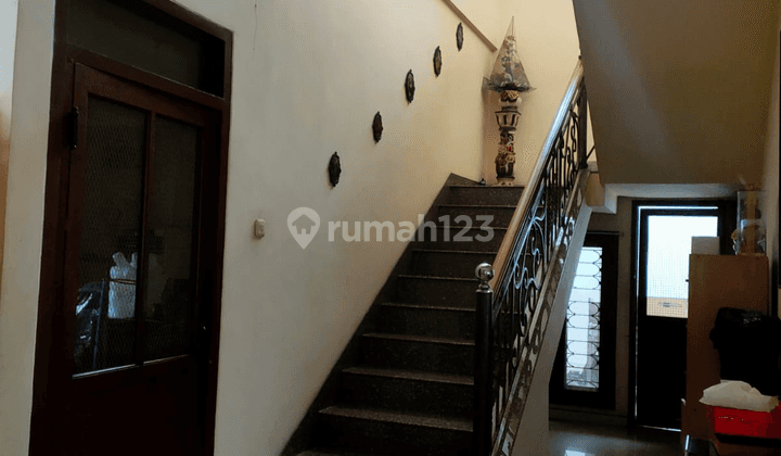 Bangunan 3 Lantai Terawat Bagus Rumah di Mojoklanggru  5