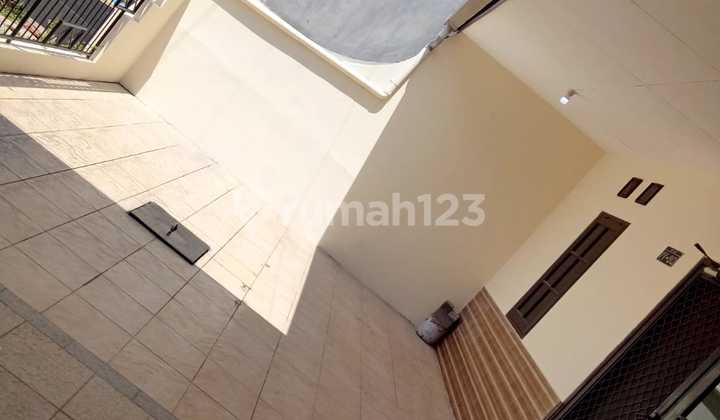 Babatan Pratama Wiyung House, West Surabaya, South-Facing, Cool 2