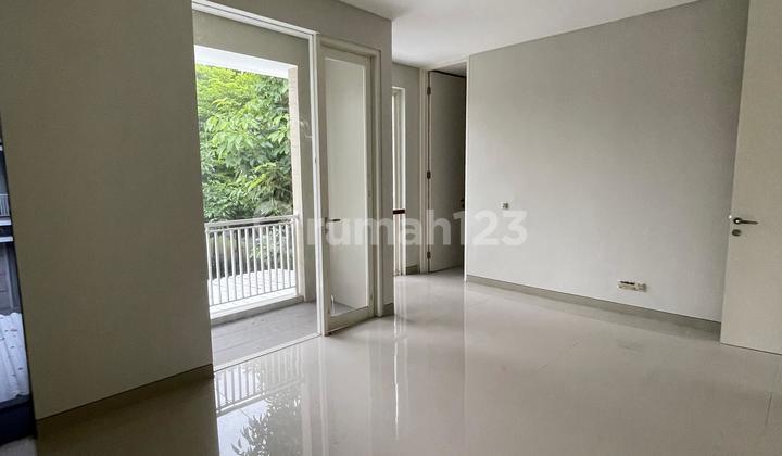 Hadap Selatan Rumah Greenlake Citraland di Surabaya Barat