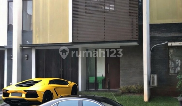 The Green BSD House with a Comfortable Backyard