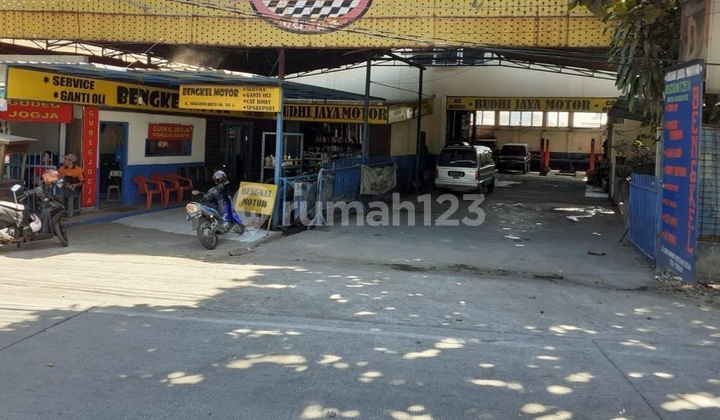 Commercial Space for Sale, Main Road Soekarno Hatta Location.