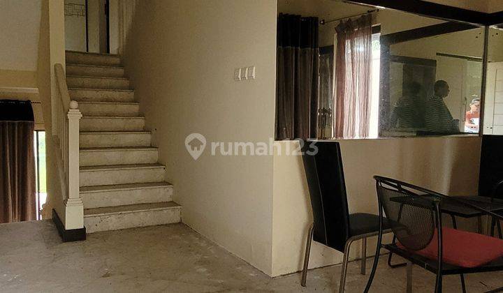 ruang tamu rumah 2 lantai unfurnished hgb