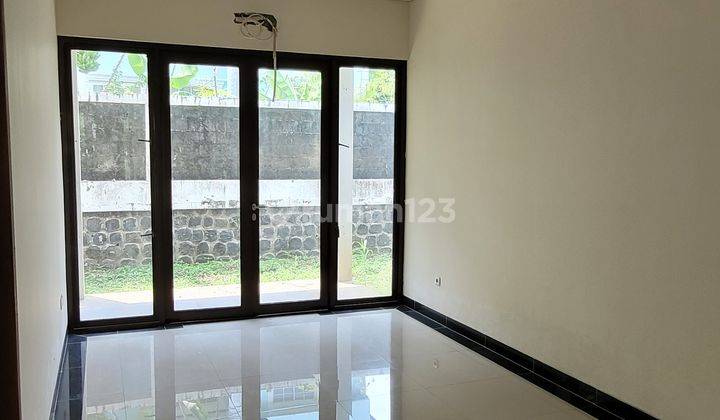 ruang tamu rumah 2 lantai bagus di