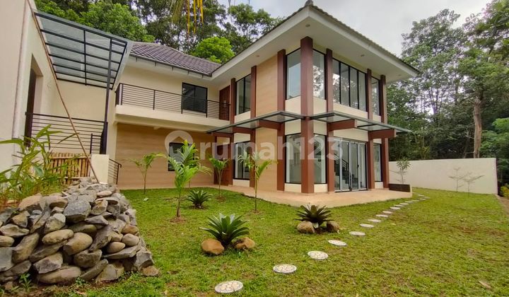 Rumah Hook Kuldesak Dengan Halaman Luas di Klaster Bukir Golf Hijau Sentul City Bogor 