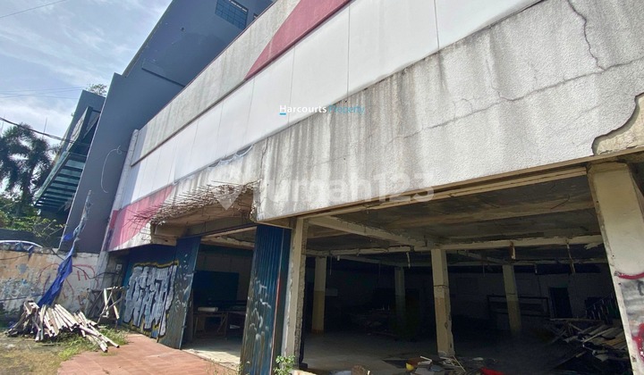 The sturdy old building in Kebayoran Baru