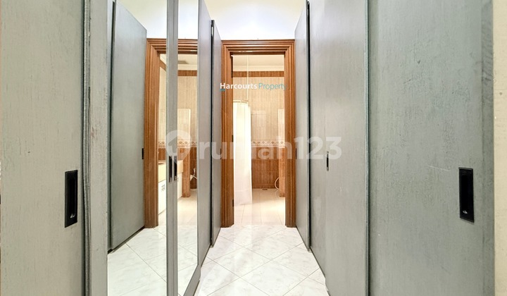 Well-Maintained Classic House in Cilandak 2