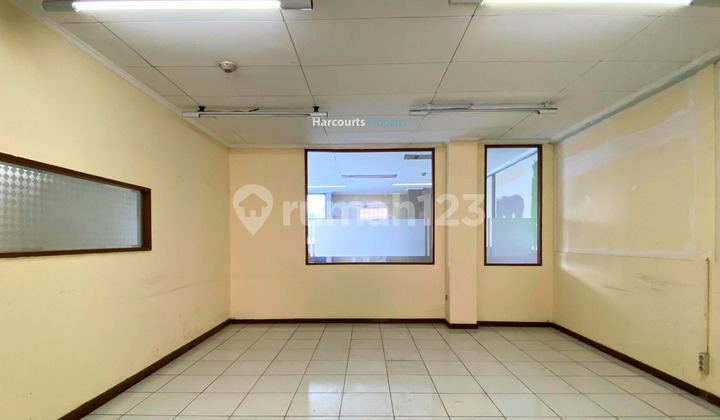 Gedung area bisnis woltermonginsidi tendean 2