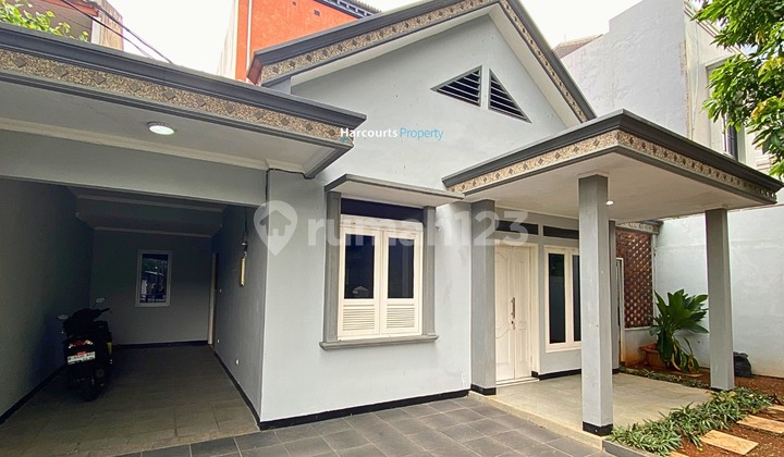 Rumah klasik bisa tinggal / kantor di kebayoran baru